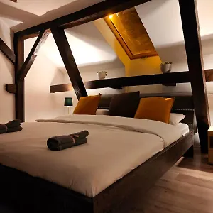 Apartman Dama, Eger